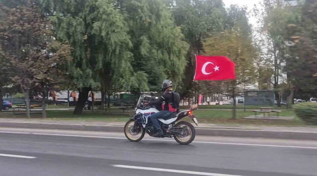 Eskişehir'de bir sürücü 29 Ekim için motosikletine çift Türk bayrağı astı