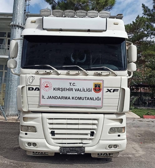 Kırşehir'de başka aracın şasesi takılan tır jandarmanın şok yol kontrolünde yakalandı