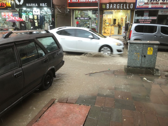 Siirt'te sağanak sürücüleri zorladı, yıldırım 2 katlı binanın damına hasar verdi