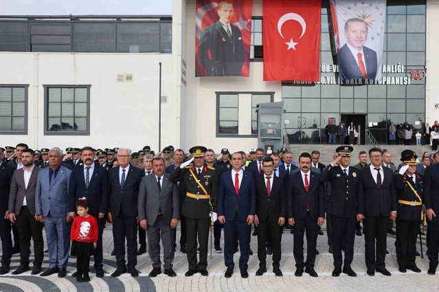 Iğdır'da 29 Ekim Cumhuriyet Bayramı Vali'nin katıldığı çelenk töreniyle başladı