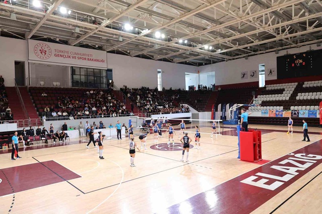 Elazığ Ekolspor, Kadınlar Voleybol 2. Lig derbisinde Elazığ Belediyespor'u 3-0 yendi