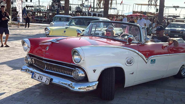Bodrum'da İKOD üyeleri 42 klasik otomobili Turgutreis Meydanı'nda sergiledi