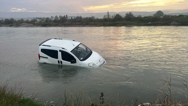 Erbaa'da balık tutmaya giden 4 kişinin aracı Kelkit Çayı'nda su altında kaldı