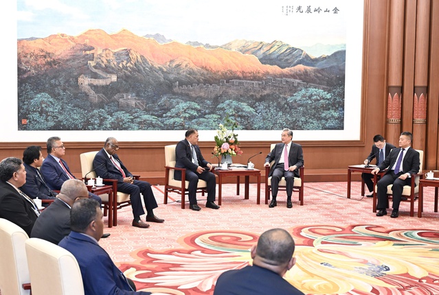 Wang Yi, Beijing'de Pasifik ada ülkeleri heyetiyle bir araya geldi