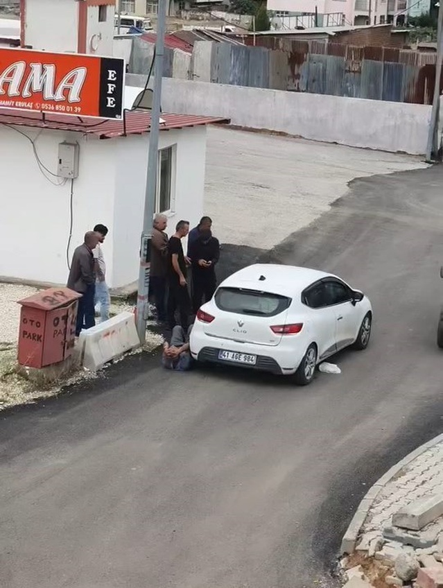 Elazığ'da otomobilin çarptığı yaya yaralandı, sağlık ekiplerince hastaneye kaldırıldı