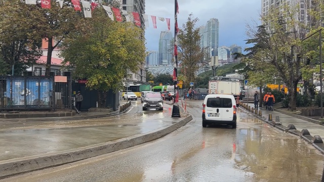 Sarıyer Ayazağa'da sel sonrası temizlik sürerken toplu ulaşım yeniden başladı