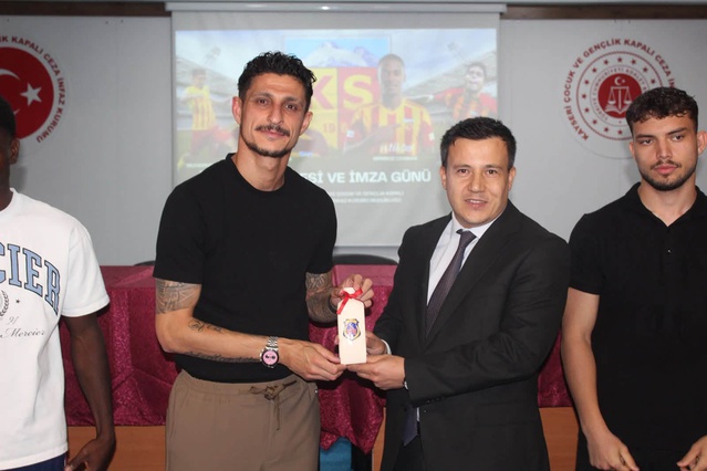 Kayserisporlu futbolcular Bünyan'daki çocuk cezaevini ziyaret etti