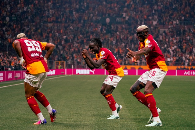 10 kişi kalan Galatasaray, Kasımpaşa'yı son dakika golleriyle 3-1 mağlup etti
