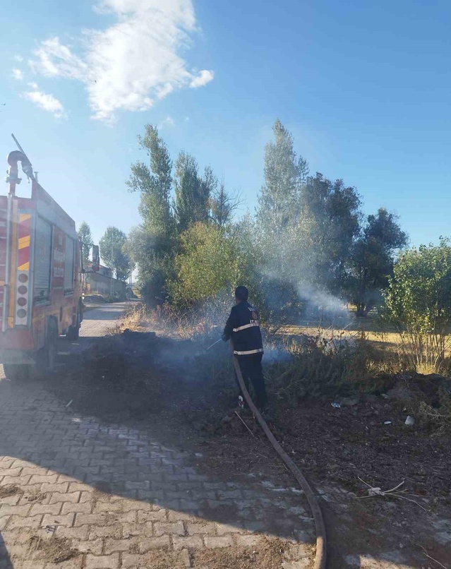 Van Gevaş Andaç Mahallesi'nde örtü yangınını itfaiye yarım saatte söndürdü