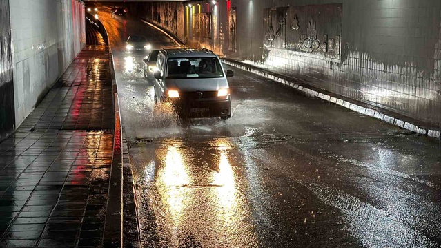 Bolu Göynük'teki panayırda brandalardan boşalan sular vatandaşları ıslattı
