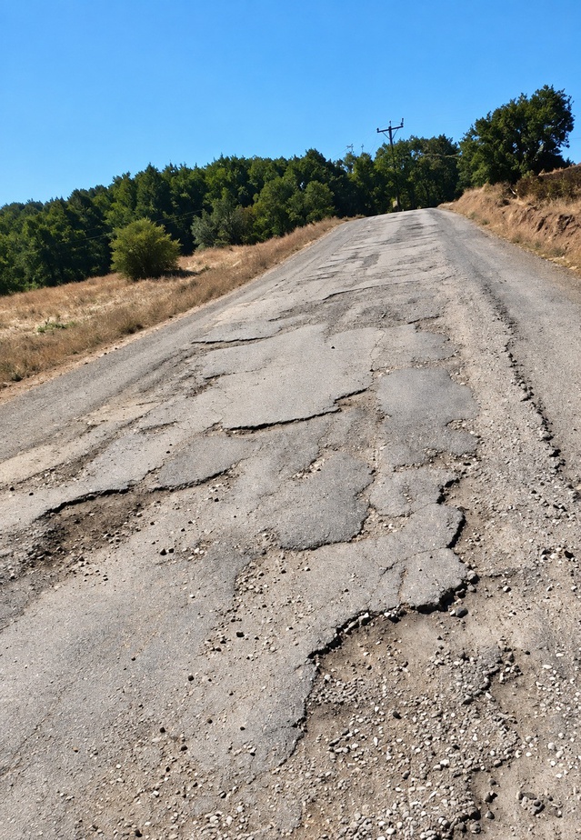 Bilecik İnhisar'da köy yolları 2 yıldır onarılmıyor ve köstebek yuvasına döndü