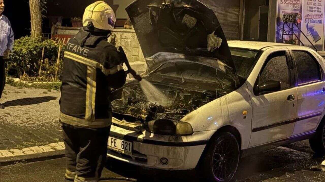 Bir otomobil çalıştırıldığı sırada alev aldı