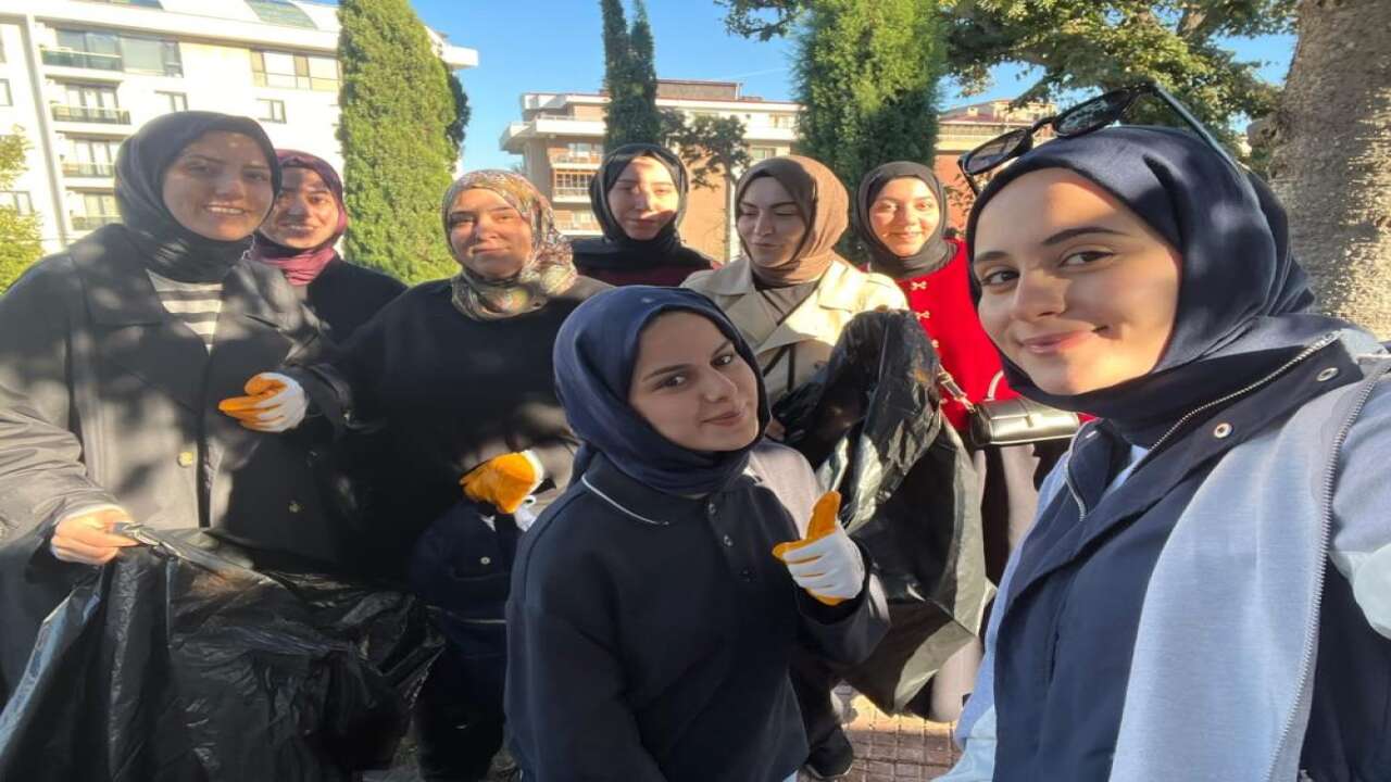Gençler el ele verdi, mezarlık temizlendi!