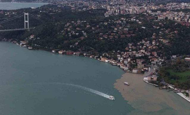 Küçüksu Deresi'nden gelen çamur İstanbul Boğazı'nı kahverengiye çevirdi