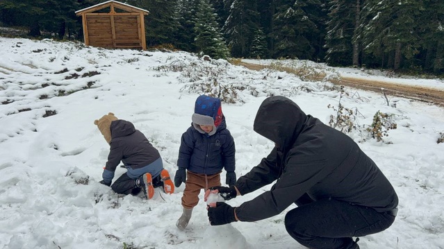 Safranbolu'da 1700 rakımlı mevkide kar ormanları kapladı, vatandaşlar mantar topladı