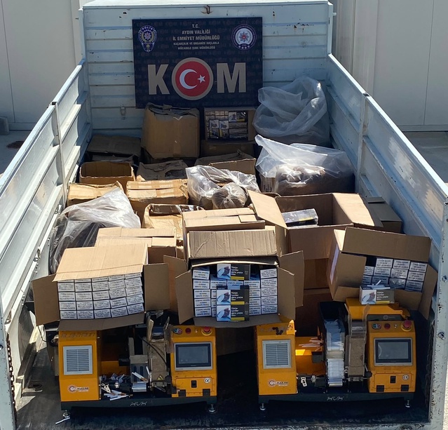 Aydın Efeler'de polis, 3 şüpheliye ait adreslerde 138 bin 800 makaron buldu