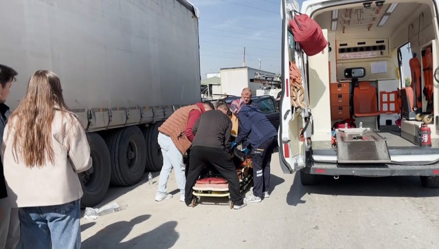Kütahya'da tır dorsesine çarparak altına giren otomobilin sürücüsü yaralandı