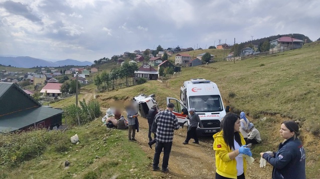 Kamyonet Trabzon Şalpazarı'nda uçuruma yuvarlanınca 1'i ağır 4 kişi yaralandı