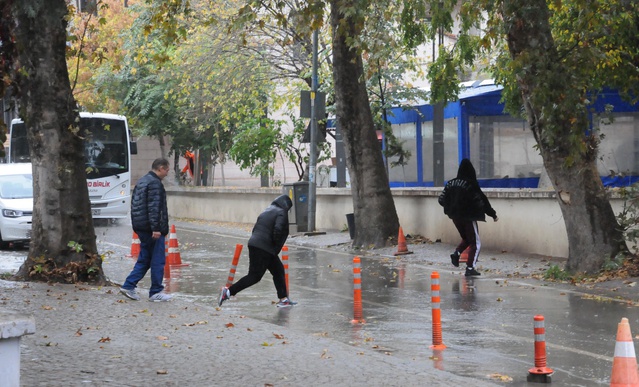 Edirne'de gök gürültülü sağanak su birikintisi oluşturdu, trafikte aksamalar yaşandı