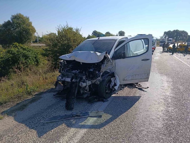 Konya Hüyük'te çarpışan iki araçta 4 kişi yaralandı, 3'ü kurtarılamadı