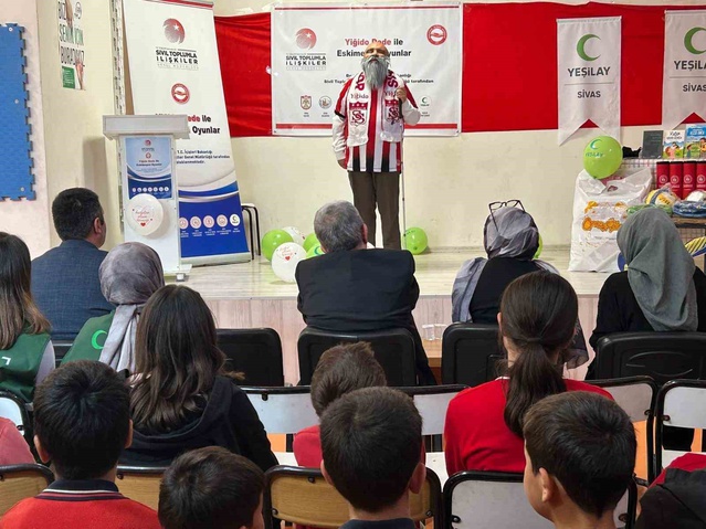 Sivas Çallı'da çocuklar Yiğido Dede ile oyun ve masallarla buluştu