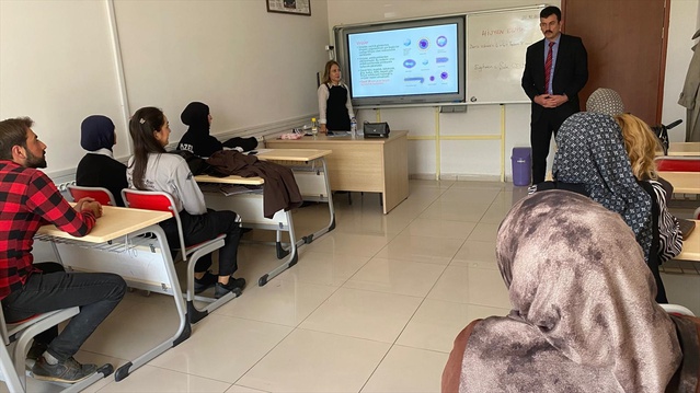 Sivas Ulaş'ta okullarda görevli İŞKUR personeline hijyen eğitimi verildi