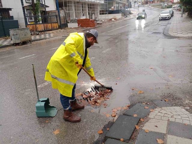 Darıca Belediyesi sağanakta sel ve su baskınına karşı mazgal ve kanalları temizliyor
