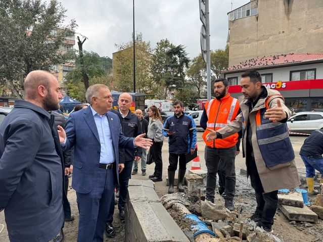 Zeybek, Sarıyer'de sel incelemesi yaptı, ölenlerin ailelerine taziyede bulundu