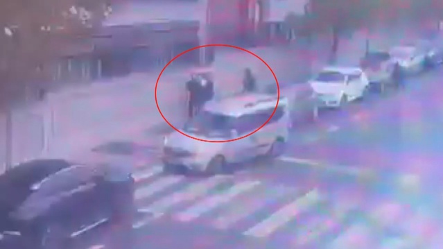 Zihinsel engelli arkadaşını dolandırdığı öne sürülen genç kaçırıldı, polis onu Kartal'da bir konteynerde buldu