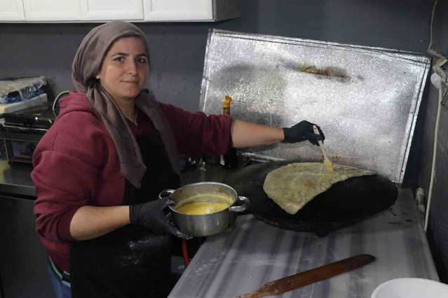 Sivas'ta eşinden ayrı kadın, biri kanser tedavisi gören 4 çocuğu için gözleme satıyor