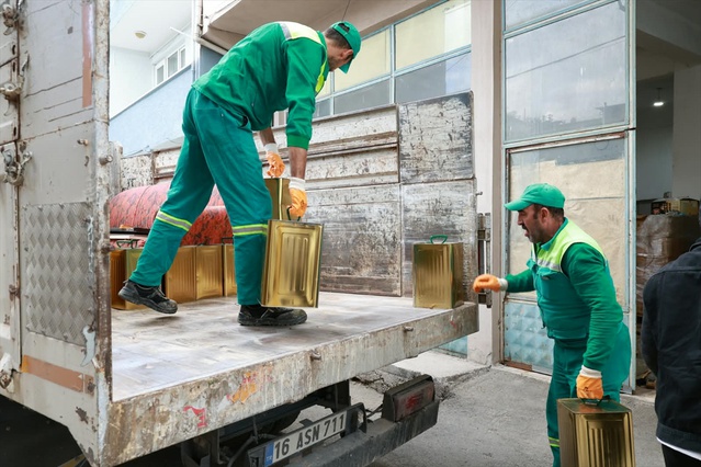 Bursa Osmangazi'de ruhsatsız depoda 6,5 ton küflü gıda imha edildi