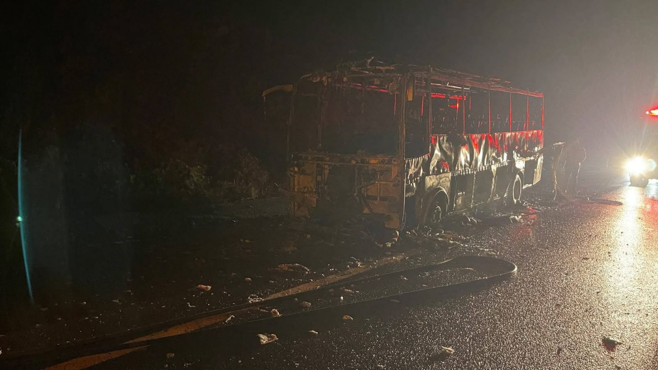 Ankara yolunda midibüs alev alev yandı