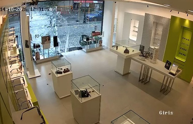Beylikdüzü'nde şiddetli rüzgar gözlükçünün cam kapısını vitrine çarparak kırdı