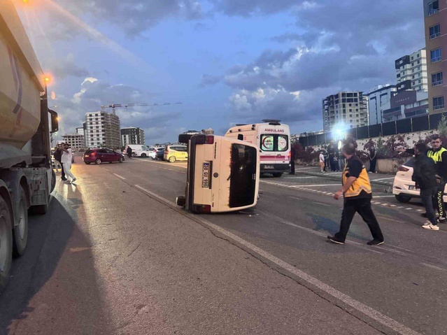 Kayseri Melikgazi'de otomobile çarpan minibüs yan yattı, 1 kişi yaralandı