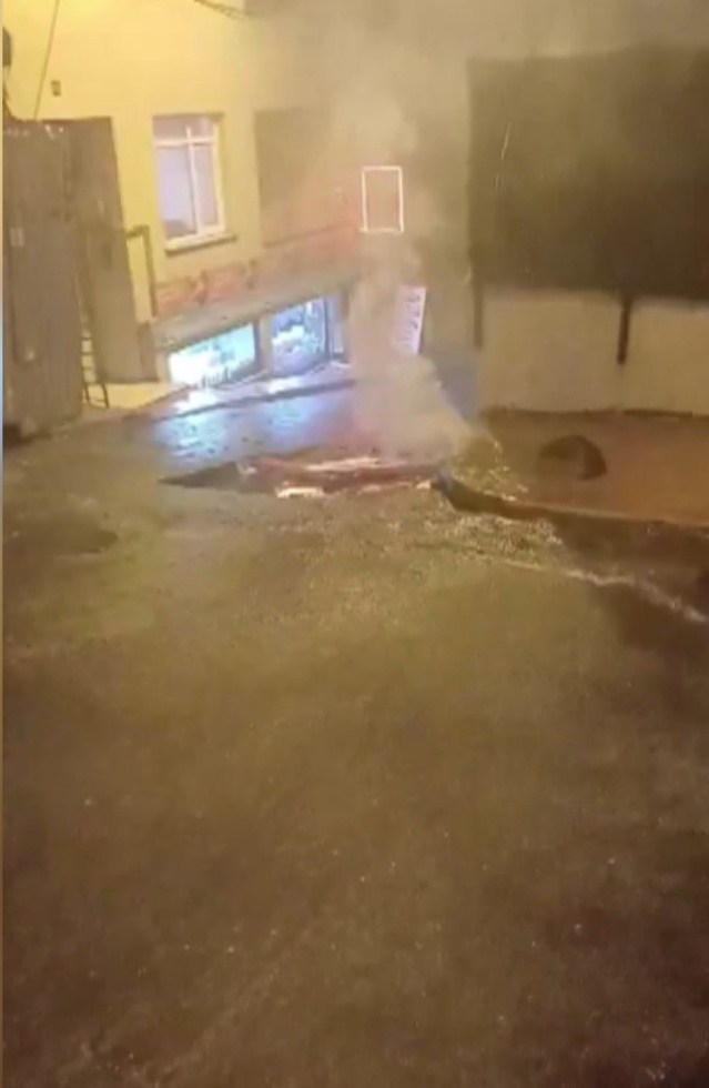 Beyoğlu Sütlüce'de açıkta bırakılan elektrik kabloları yağmur suyuyla alev aldı