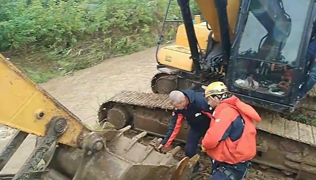 Kocaeli Başiskele'de iddiaya göre sele kapılan kişi için arama çalışması başlatıldı