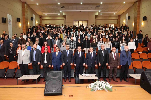Prof. Dr. Zakir Avşar, ERÜ açılış dersinde 'Terörsüz Türkiye İletişimi'ni anlattı