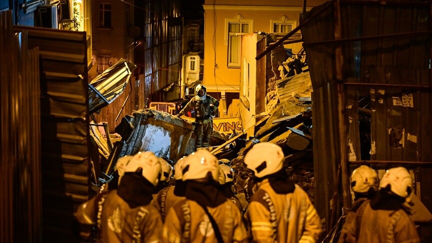 Beyoğlu'nda 4 katlı metruk bina çöktü