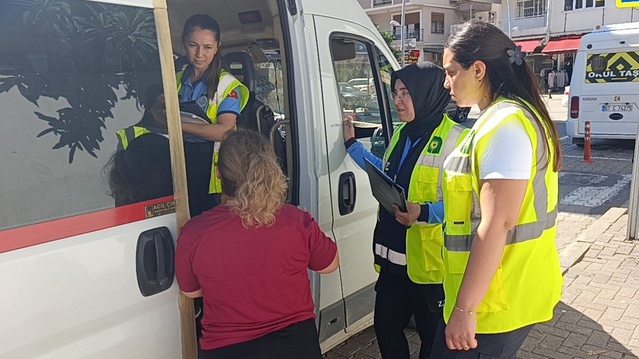 Antalya Manavgat'ta okul servisleri denetlendi, eksikleri olanlara uyarı yapıldı