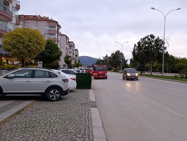 Konya Beyşehir'de seyir halindeki otomobilin motoru yanmaya başladı, itfaiye söndürdü