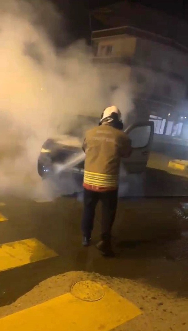 Hatay Reyhanlı'da hafif ticari aracın motoru alev aldı, araç kullanılamaz hale geldi