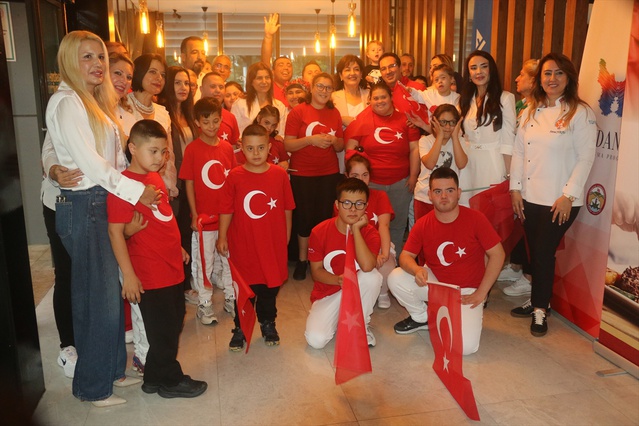 Adana'da özel gereksinimli 25 çocuk, gastronomi mutfağında kurabiye yaptı