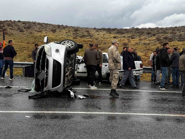 Bitlis'in Yolalan beldesinde kafa kafaya çarpışan iki otomobilde 5 kişi yaralandı