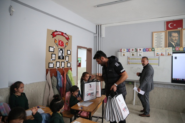 Niğde'de Beşiktaş taraftar grupları, öğrencilere hediye dağıttı