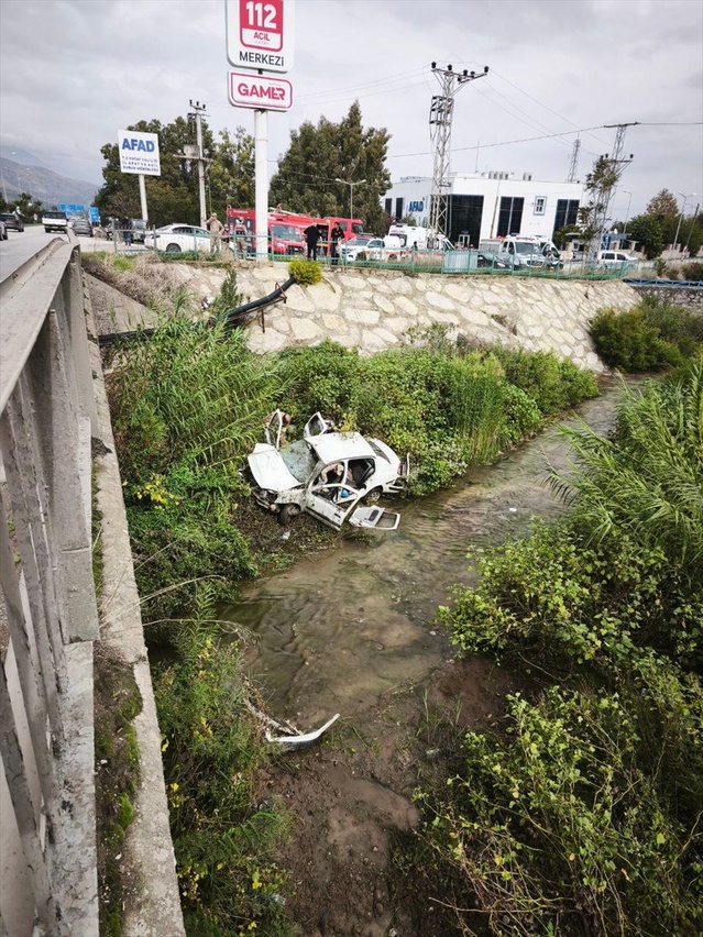 Antakya'da dereye düşen otomobilde sıkışan 3 yaralı itfaiye ekiplerince kurtarıldı
