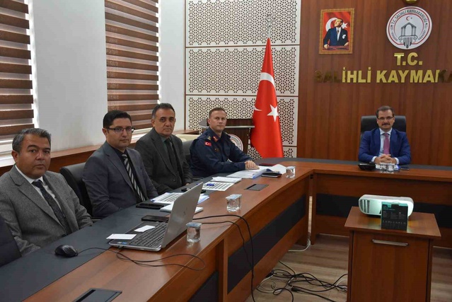 Manisa Salihli'de metruk bina çalışmaları Kaymakam başkanlığında gözden geçirildi