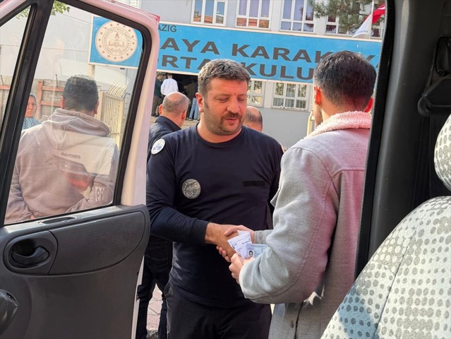 Asansörde mahsur kalan KPSS adayı, itfaiye aracıyla sınav yerine götürüldü