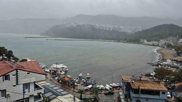 Amasra'da metrekareye 60,8 kg yağış düştü, Bartın'da deniz kahverengiye döndü