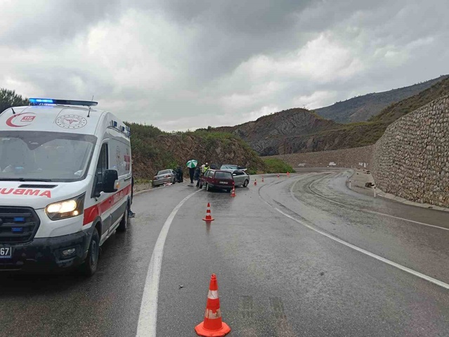 Manavgat'ta şerit ihlali zincirleme kazaya yol açtı, 3 kişi yaralandı