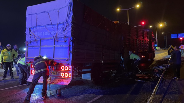 Niğde'de sıkıştığı kamyonetten 1,5 saatte çıkarılan şoförün hayati tehlikesi sürüyor